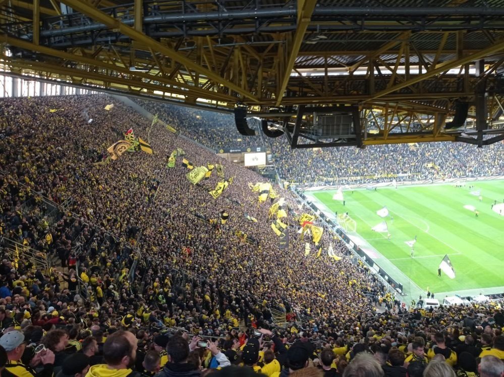Euroopan suurin seisomakatsomo, Borussia Dortmundin Die Gelbe Wand (Keltainen seinä).