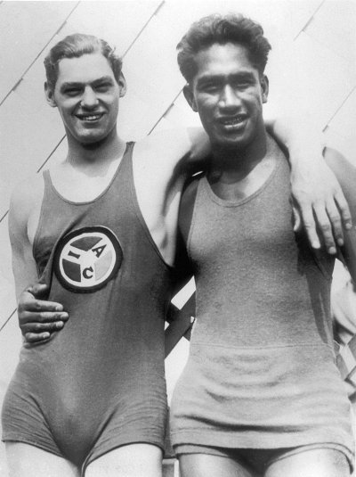Johnny Weismuller (vas.) voitti Pariisin olympiakisojen 100 metrin vapaauinnin ja Duke Kahanamoku sijoittui toiseksi. Kuva: Wikipedia